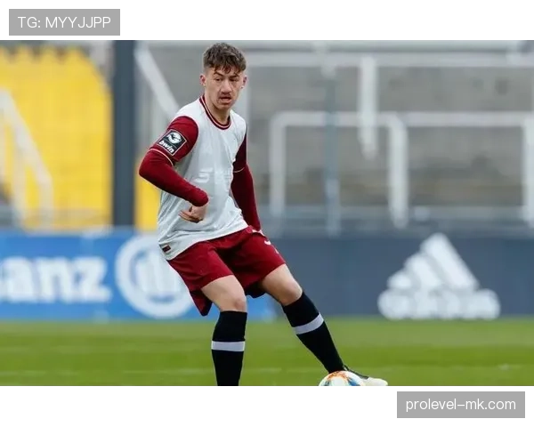 从青训营到顶级赛场：足球新星闪耀的成长轨迹