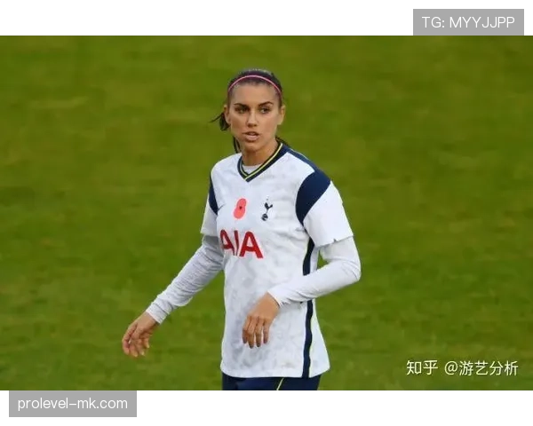 亚历克斯·摩根随手一晒，泳池、名牌包和抱娃的姿势，把我普通人的周末羡慕到沉默